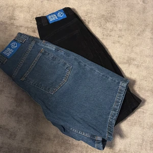Jeans och manchesterbyxor från Polar Skate Co. - Två par byxor från Polar Skate Co. Ett par klassiska blå jeans och ett par svarta manchesterbyxor. Båda har en avslappnad passform och är perfekta för en cool och bekväm stil. Märket 'Big Boy' syns på baksidan av midjan och i fickan. 600kr STYCK 1000kr FÖR BÅDA