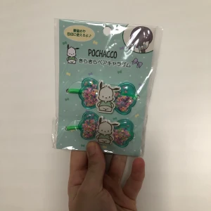 HårAccessoar med Pochacco - Hårsnoddar med Pochacco och ”rosetter” i plast fyllda med stjärnor! OÖPPNADE