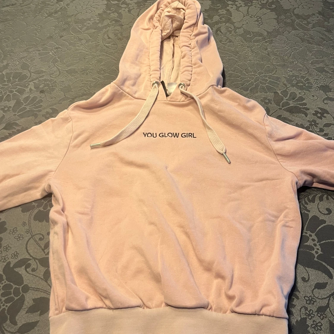 Rosa hoodie med text