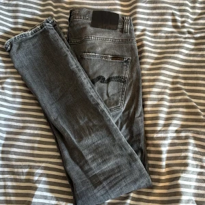 Nudie jeans  - Ett par nudie jeans i storlek 30/32 och modellen Grim Tim
