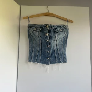 Jeans-korsett från Zara - Säljer en jeans-korsett från Zara (köpt 2023) använd fåtal gånger, är i mycket bra skick! Ordinarie pris 299kr