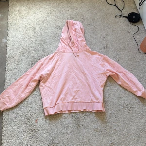 Rosa hoodie - Säljer en mysig rosa hoodie med luva och långa ärmar.