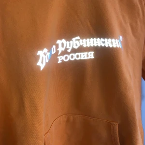 Hoodie Gosha Rubchinskiy - Säljer en orange hoodie från Gosha Rubchinskiy, storlek small.