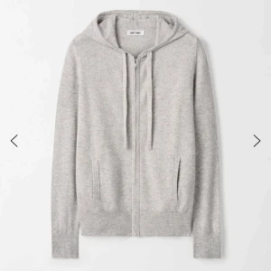 Grå hoodie från Soft Goat - Säljer en stilren grå hoodie från Soft Goat. Den är i Kashmir och väldigt bra skick! Färgen är som på första bilden, ljusgrå. Köpt ny i butik förra året❤️