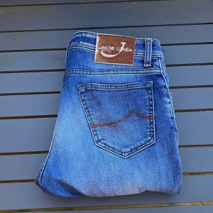 Jacob cohen jeans - Säljer dessa riktigt snygga jacob cohen jeans! Size 32. Bredd 42cm längd 100cm. Vad ingår? Duk. Skick 8/10. Hör av dig vid minsta fundering 🤩