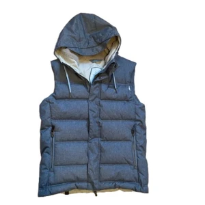 Grå väst - Tja, säljer denna feta och unika väst från ragwear. Västen är i fint skick utan några skador eller defekter. Storlek S skulle säga true to size eller något större. Denna väst passar perfekt på vintern eller våren då den är fodrad. Jackan har en snygg matt färg och liknar populära västmodeller. Hör av er vid frågor 🙌Pris kan diskuteras vid snabb affär | Mvh