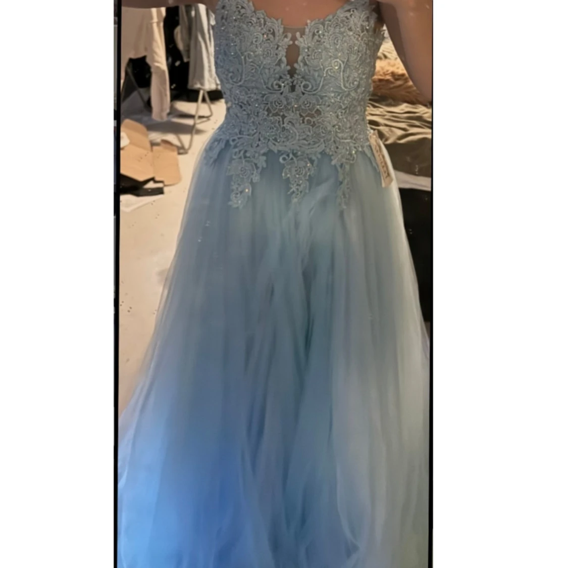 Ljusblå långklänning med spetsdetaljer - 1