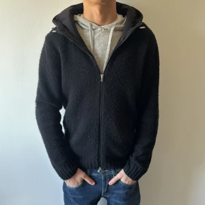  Gran Sasso Cardigan - Säljer nu en väldigt eftertraktad cardigan från Gran Sasso. Den är i nyskick och köpt på ströms, kvitto och tags medföljer vid köp! Modellen är 185 och bär storlek 52 men sitter som en M. Hör av er vid minsta fundering!