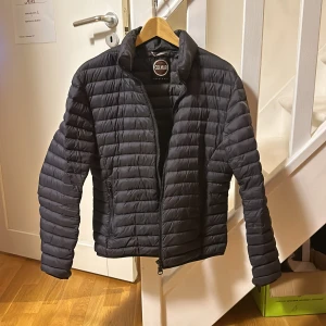 Svart Colmar dunjacka - Svart Colmar jacka i väldigt bra skick! Nypris 3300. Använd ungefär en höst. 48 i storlek, sitter bra på mig och jag har S/M. Självklart autentisk! 