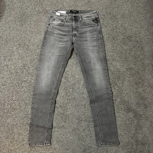 Gråa Replay Jeans (Testad en gång) - Tja säljer nu ett par gråa Replay jeans i storlek W27 för endast 459kr! Endast testade en gång en lapp finns kvar. Pris är ej hugget i sten, hör av er i dm vid funderingar 🙌