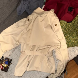 Trendiga trenchcoaten  - Säljer min fina populära trenchcoat endast testad  kände att den ej var min stil skriv för mer bilder o frågor!🩷