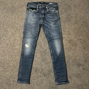 Replay Anbass Jeans - Tja säljer nu ett par Replay Anbass jeans i storlek 28 för endast 699kr! ‼️Storlek W31 men sitter som W28 ‼️Pris är ej hugget i sten, hör av er i dm vid funderingar 🙌