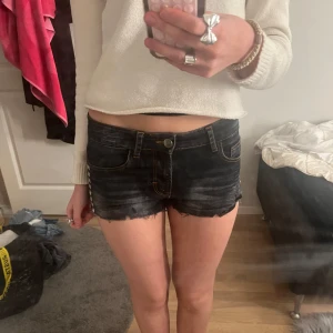 Svarta jeansshorts med nitar - Säljer ett par svarta jeansshorts med nitar på sidan. De är lågmidjade och har en snygg slitning!!🩷