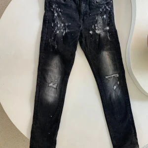 Supply & Demand Jeans Svarta  - Supply & Demand Jeans – Svarta – Strl W32 / 48 – Slim fit  Snygga svarta jeans från Supply & Demand i slimmad modell med lätt slitning för en edgy street-look. Välsittande och bekväma med bra stretch. Perfekt till både vardag och fest. 	•	Storlek: W32 / EUR 48 	•	Färg: Svart tvättad 	•	Passform: Slim / skinny fit 	•	Fint skick – sparsamt använda 	•	Inga defekter, fräscha och rena