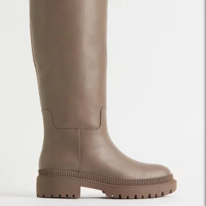 Boots(svarta) - Svarta boots,använda 2 gånger,kanske tecken på användning,kom privat för bilder.Säljer för att dom är för små:)