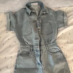 Blå jeansshorts från Zara - Snyggt set från Zara som tyvärr inte kommit till använding😢 Aldrig använt