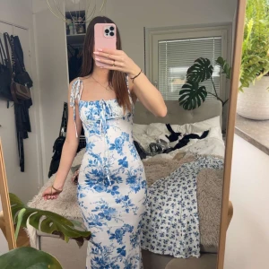 Vit och blå långklänning med blommor - Supersöt långklänning från SHEIN, aldrig använd + ”prislappen” är kvar. 