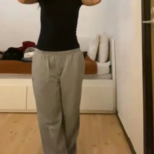 Lågmidjade mjukisbyxor - Säljer ett par gråa lågmidjade mjukisbyxor med elastisk midja och avslappnad, loose passform. Byxorna har raka ben och är perfekta för chill dagar.
