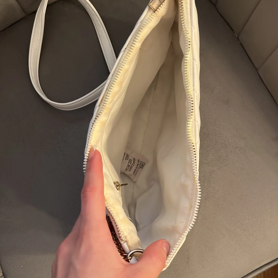 Vit quiltad axelväska med guldkedja - 1