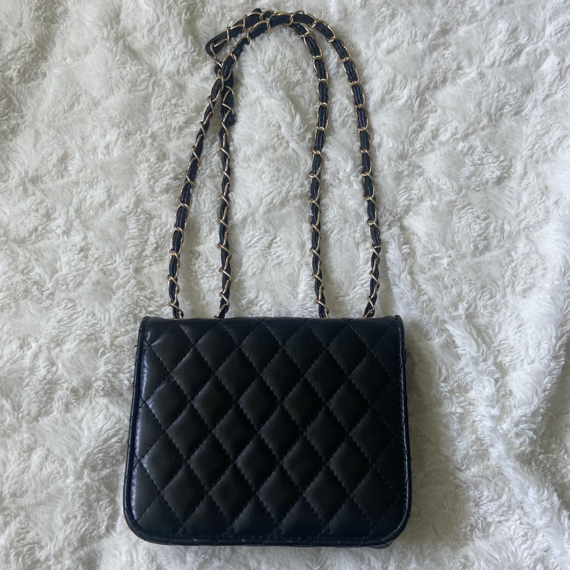 Svart quiltad axelväska med kedja - 1