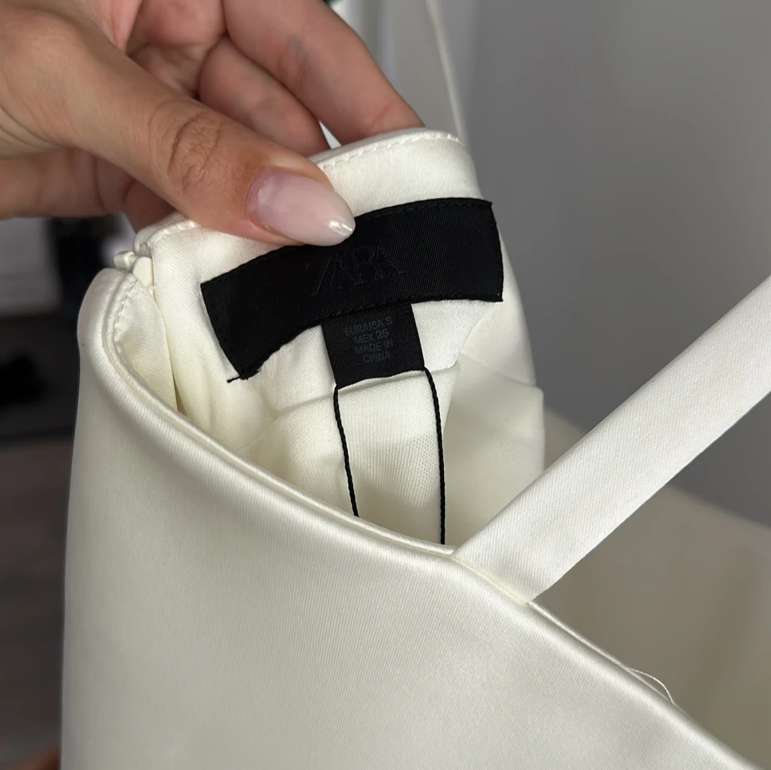 Vit satin klänning med rosetter Zara - 3