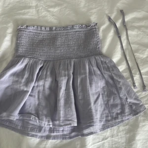 Ljuslila topp från Gina Tricot - Supersöt ljuslila topp från Gina. Toppen är i ett tunt, luftigt bomullstyg och har en flowy passform. Perfekt för varma dagar och ger en chill vibe till outfiten.