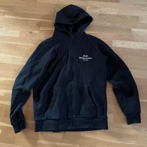 Svart hoodie från Peak Performance - Svart hoodie från Peak Performance.