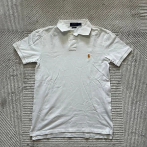 Ralph Lauren piké | M - Vit Ralph Lauren piké | fint skick och har inga defekter förutom en liten fläck som syns på sista bilden. Men syns ej vid användning | undrar du något mer tveka då inte på att höra av dig | ⚜️