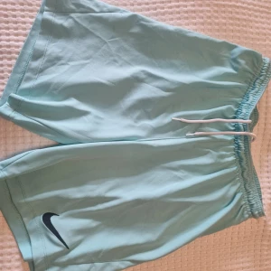 Shorts  - Shorts från Nike. Revor finns.  Se bilder, därav priset. Se mått på bilderna. Se gärna även mina andra annonser.