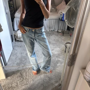 Ljusblåa loose fit jeans - Säljer dessa oversized bootcut jeansen som jag älskar men tyvärr inte kommer till någon andvändning. Jag är 168💞