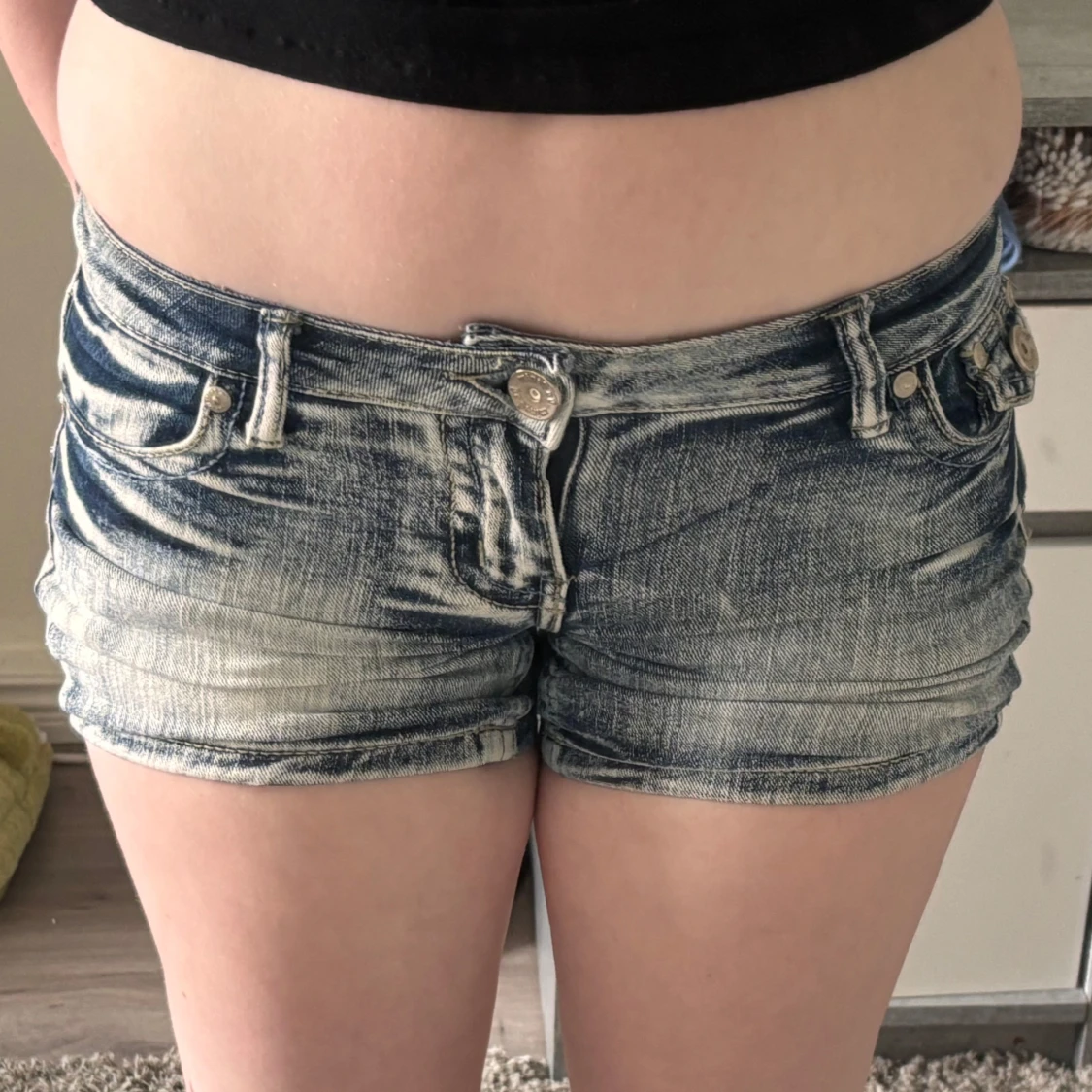 Lågmidjade jeansshorts med broderi - 4