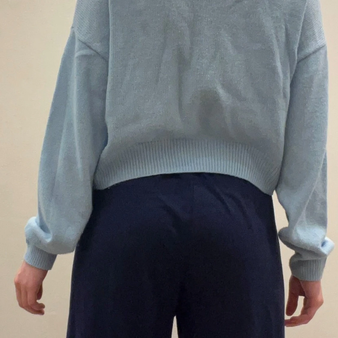 Ljusblå stickad croppad tröja - 2