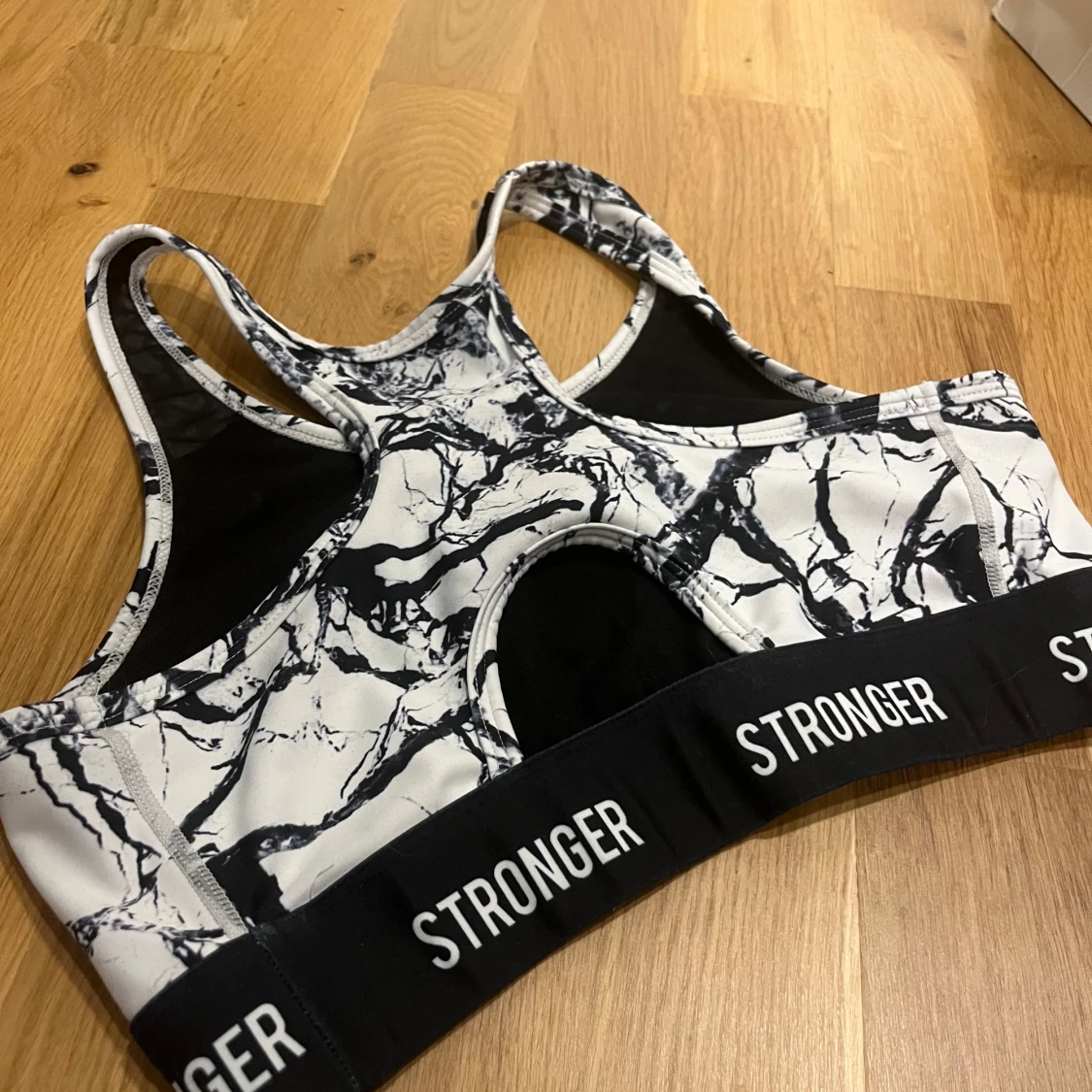 Svartvit sporttopp från Stronger - 1