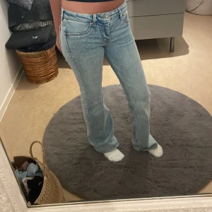 Ljusblå bootcut jeans från Divided - Säljer ett par ljusblå bootcut jeans från Divided i storlek 36. Jeansen har klassisk femficksdesign, normal midja och snyggt tvättad denim💕