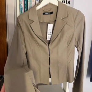 Beige kavaj från Gina Tricot - Beige kavaj från Gina Tricot. Aldrig använd 🤗finns matchande kostymbyxor till om man är intresserad ❤️‍🔥