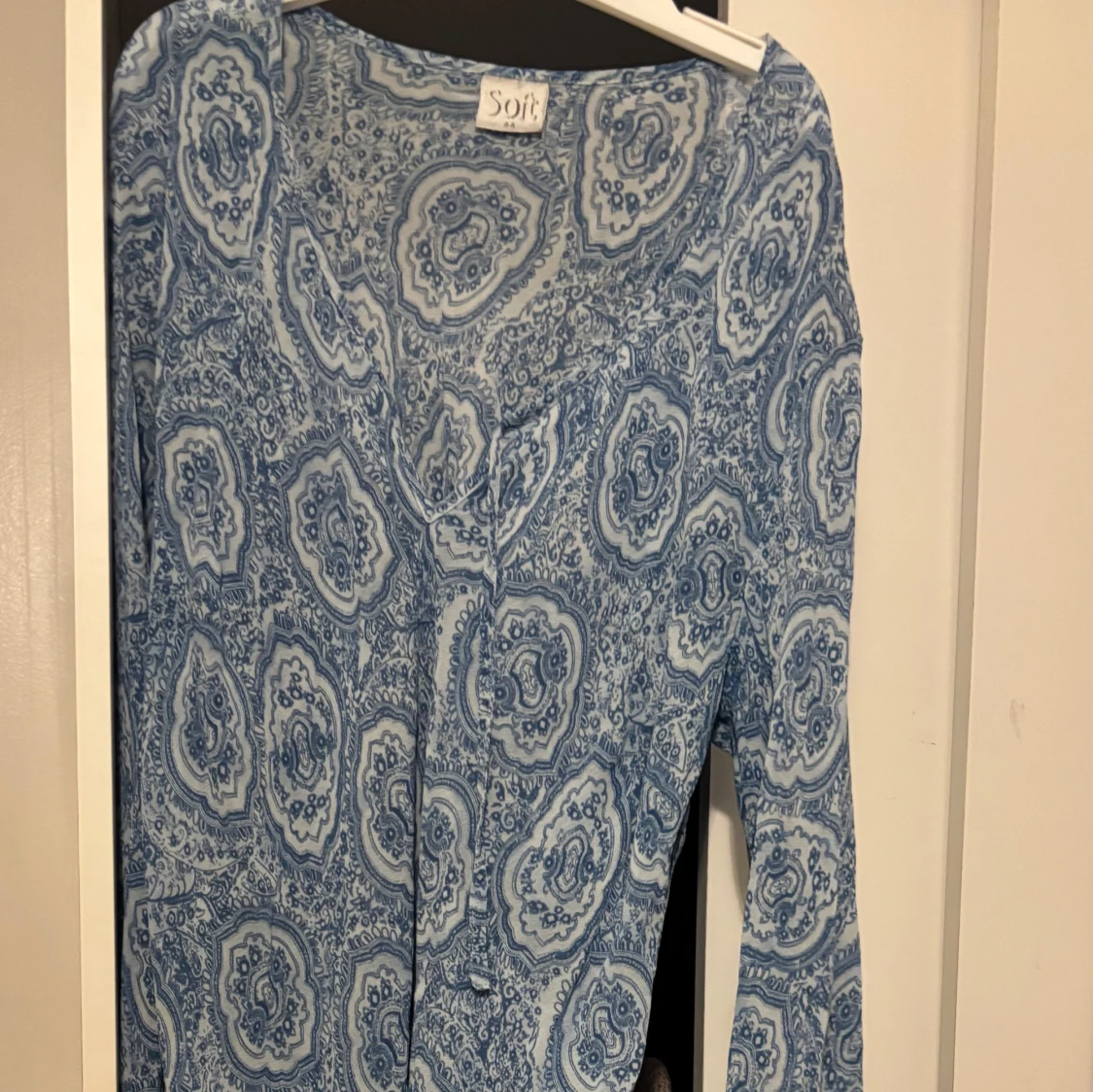 Blåmönstrad långärmad klänning Soff