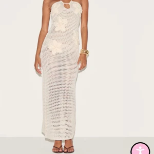  Virkad klänning - En oanvänd virkad klänning från PrettyLittleThing med prislappen kvar i storleken S, storleken passade tyvärr inte mig…