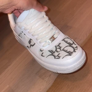 Air force  - Säljer ett par vita air force i väldigt bra skick nästintill oanvänd 