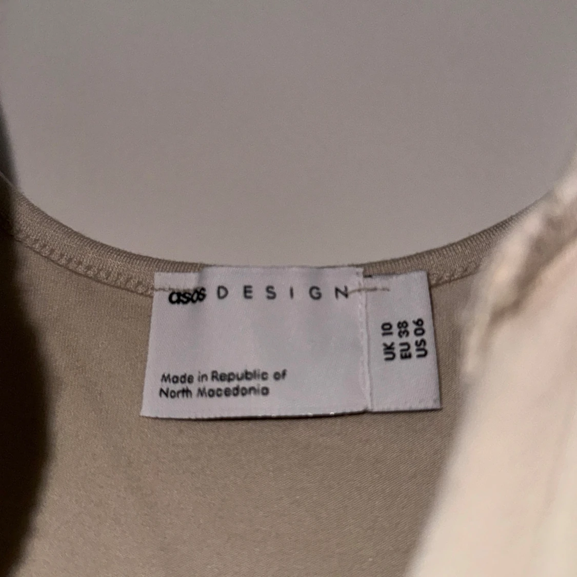 Beige kort klänning från ASOS - 2