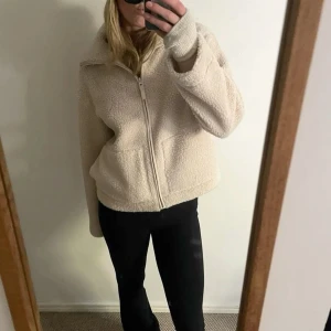 Beige teddyjacka med dragkedja - Jag vill se vad jag kan få för den, kontakta mig innan du köper och för hur mycket så bestämmer vi de, de är tagna bilder för är utomlands och kan inte ta just nu, men den ser exakt ut så. Kan försöka leta lite mer annars efter egna bilder💗💗