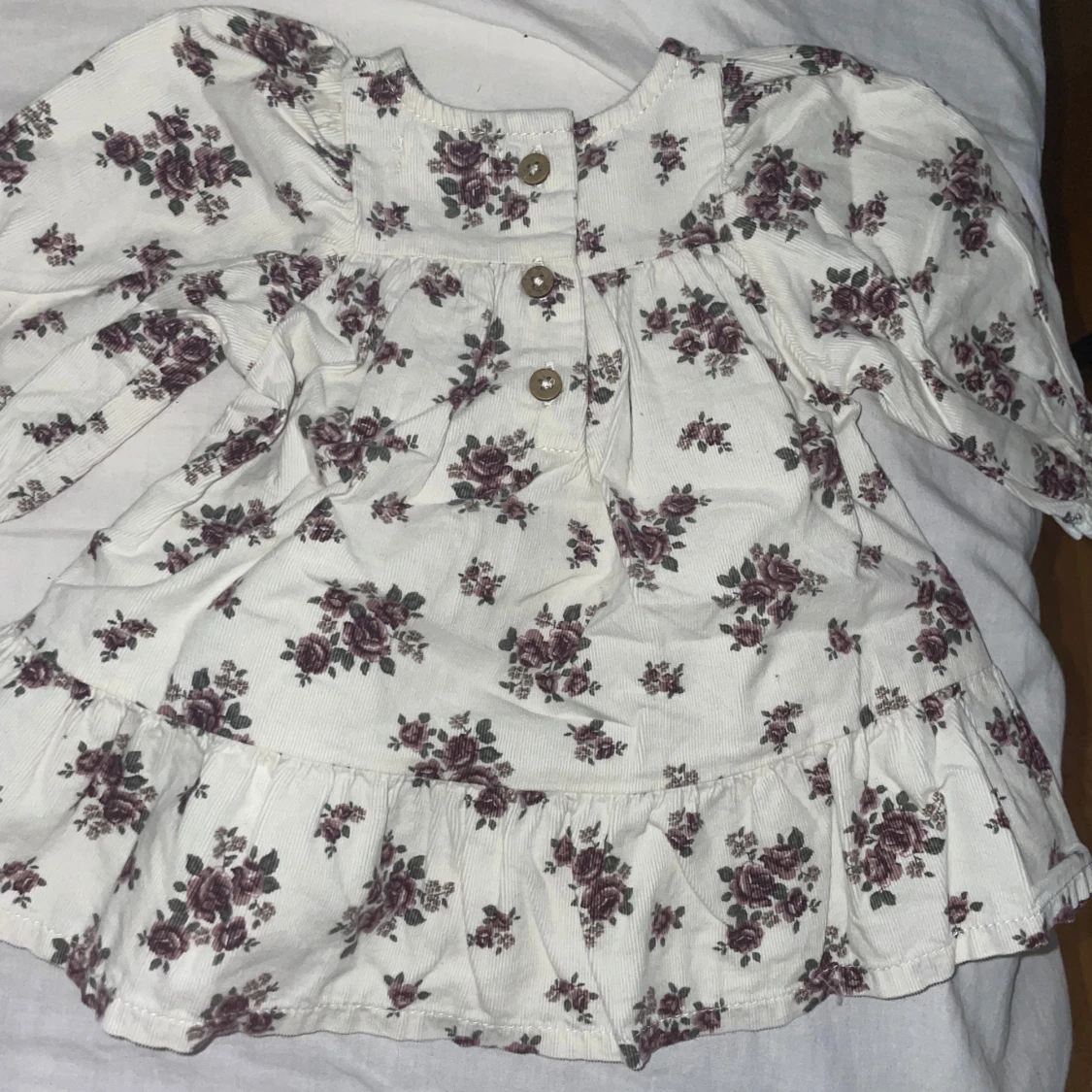 Vit blommig bebis klänning med volang