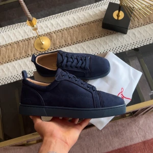 Mörkblå sneakers från Louboutin - Hej säljer mina skor som är helt nya och allt följer med 