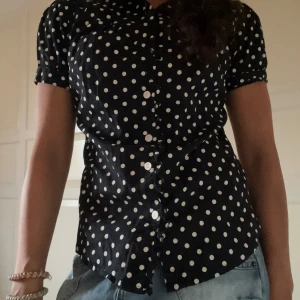 Polka dot med knappar - Så snygg polka dot topp! Passar så bra till det mesta. Inga defekter, skriv vid frågor💕