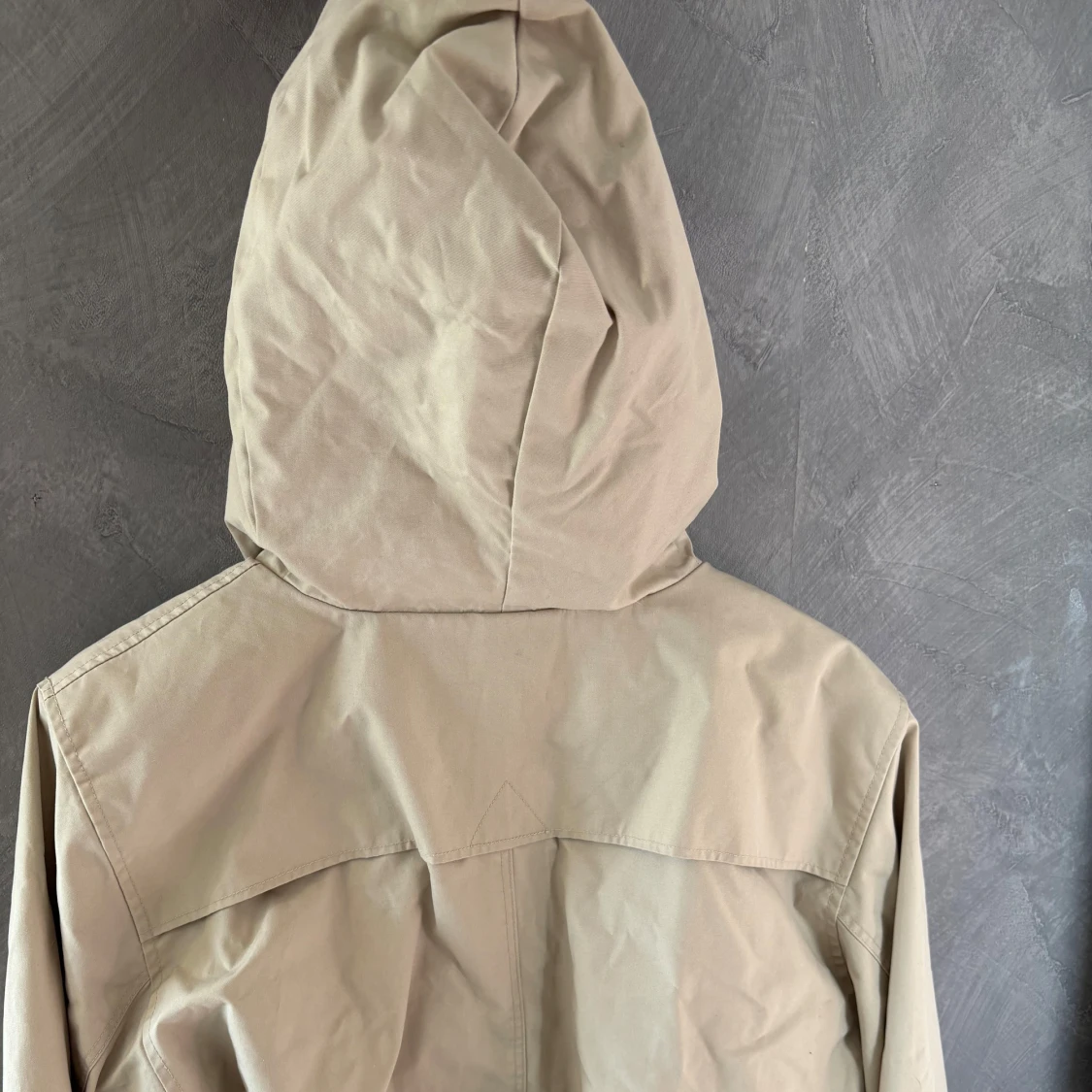 Beige vindjacka med huva från Peak Performance - 1