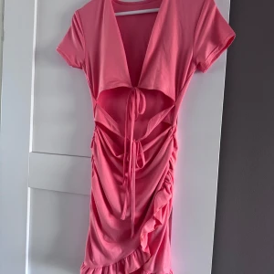 Orange klänning  - Orange klänning från shein storlek s, aldrig använd 