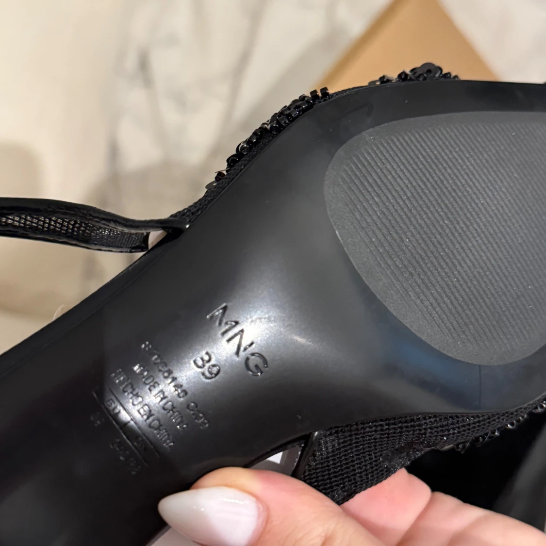 Svarta pumps med spetsig tå från MNG - 3