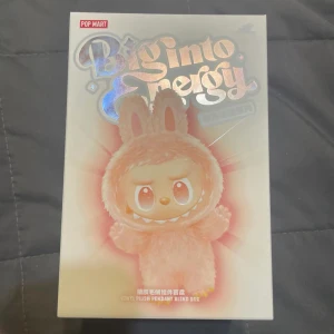 Labubu Big Into Energy V3 - RANDOM BOX - Säljer en Labubu – Big Into Energy V3 (Random) från POP MART. 🎁 Helt ny och oöppnad blind box – du får en slumpmässig figur från serien!  🧃 V3-serien “Big Into Energy” 📦 Oöppnad blind box – aldrig öppnad, 100% förseglad 🧸 Originalprodukt från Pop Mart 📮 Spårbar frakt – snabb leverans 📍 Skickas från Sverige (inom EU)  ⸻  ❗️Observera: Detta är en random figur från serien – man vet inte exakt vilken det är (ej öppnad). 🎯 Perfekt för dig som vill överraskas eller samla flera!