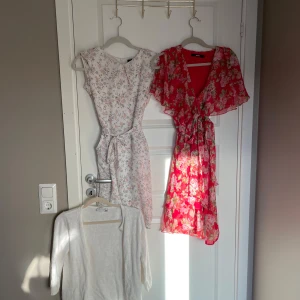 🌸 Sommarpaket stl S/M – 2 klänningar + kofta 🌸 - Säljer ett fint klädpaket i storlek S/M – perfekt för sommar, fest eller vardag:  👗 1. Blommig omlottklänning (Bik Bok) Härligt röd med rosa blommor – feminin modell med knyt i midjan. Luftig och skön.  👗 2. Vit/ljus klänning med småblommigt tryck (New Look) Sitter snyggt med knytband i midjan. Passar både jobb och sommarfika!  🧥 3. Vit kofta (Fransa) Tunn, enkel modell – perfekt att slänga över klänningen en sommarkväll.  Alla plagg i fint skick – säljes endast p.g.a. garderobsrensning.