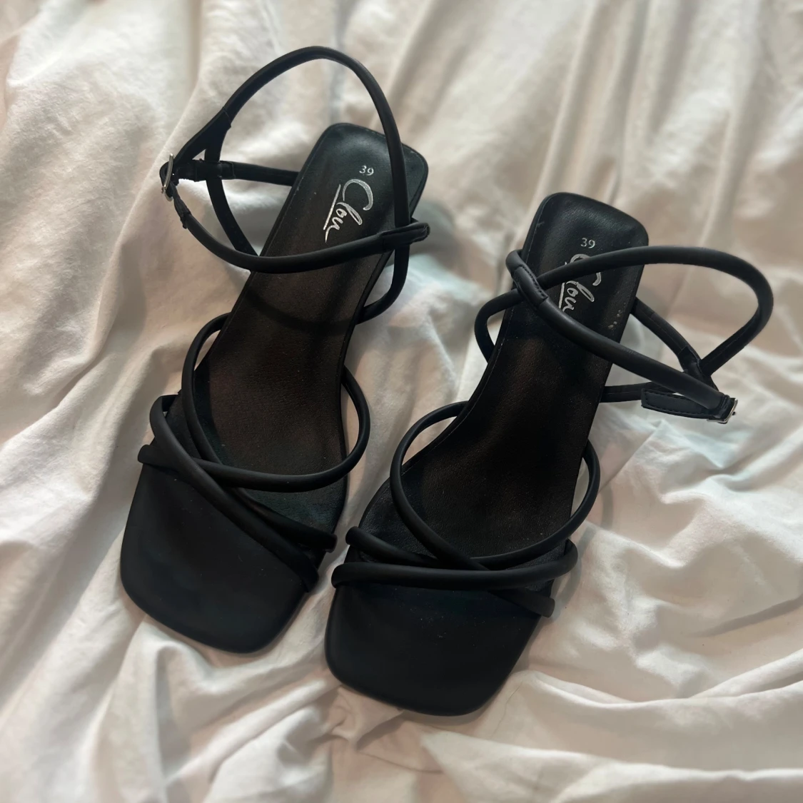 Svarta sandaler med klack och remmar