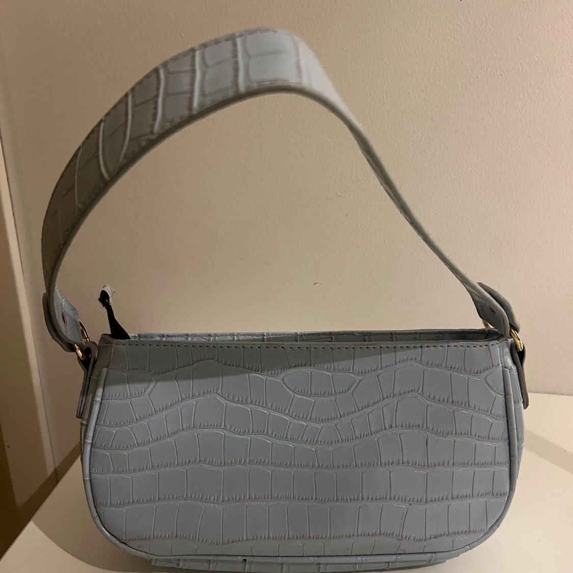 Ljusblå axelväska i crocopräglat skinn